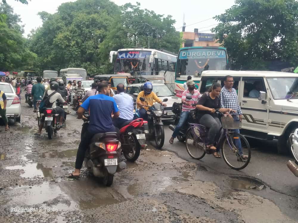 HelloBrahmapur's tweet photo. @STAOdisha @CTOdisha @TukuniSahu @IPR_Odisha @AMITABHTHAKUR21 @ushapadhee1996 @MORTHIndia @CMO_Odisha There is no single traffic police who can manage and clear the traffic. It's a Situation of brahmapur traffic at new bus stand road. What's your road map and plan to tackle the situation?? Year after year gone but the prblm remains same. https://t.co/GOiavJ6NQC