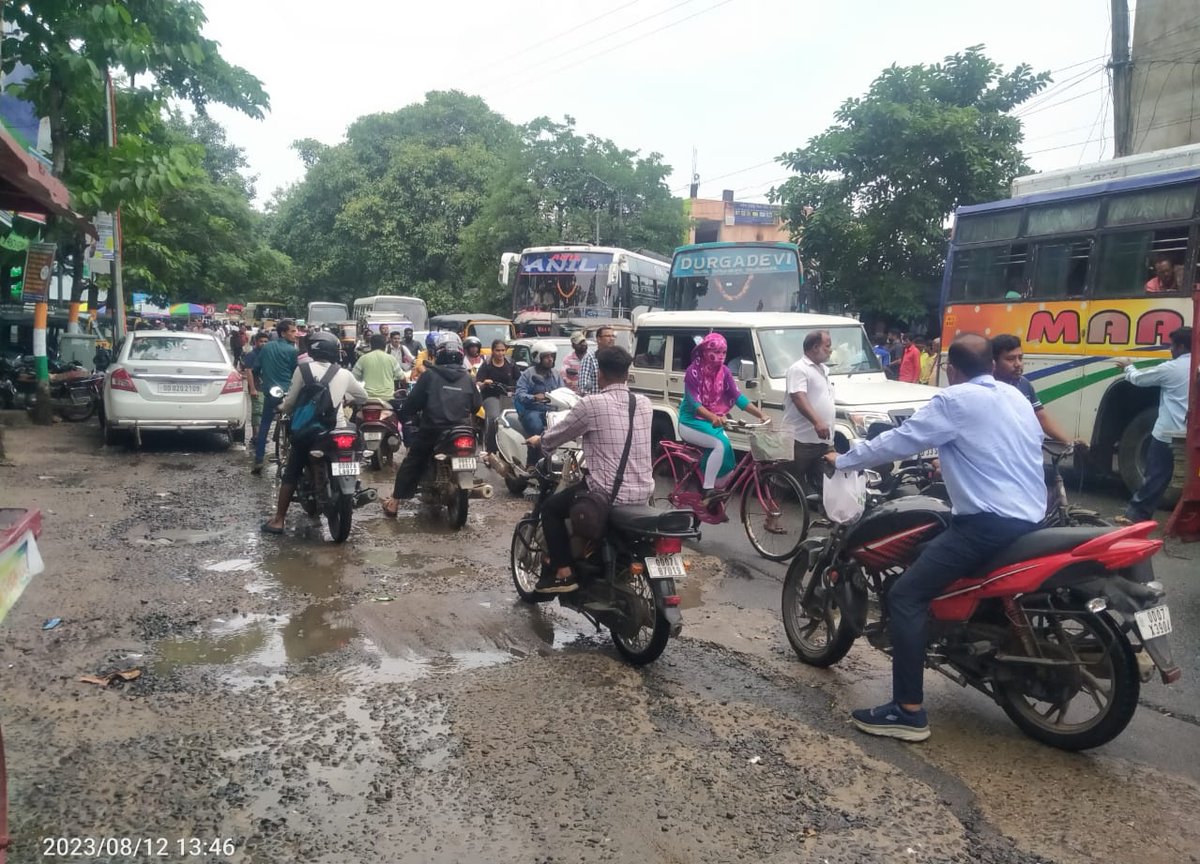 HelloBrahmapur's tweet photo. @STAOdisha @CTOdisha @TukuniSahu @IPR_Odisha @AMITABHTHAKUR21 @ushapadhee1996 @MORTHIndia @CMO_Odisha There is no single traffic police who can manage and clear the traffic. It's a Situation of brahmapur traffic at new bus stand road. What's your road map and plan to tackle the situation?? Year after year gone but the prblm remains same. https://t.co/GOiavJ6NQC
