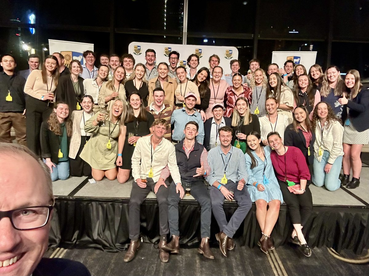 I’m so fortunate that I get to interact with bright minds and supremely talented students!! So good to share GTF with these next generation of champion Ag scientists!!! <a href="/LoveysBeth/">Dr Beth Loveys</a> <a href="/waiteresearch/">Waite Research Institute</a> <a href="/AgrifoodUoA/">Agrifood & Wine Uni of Adelaide</a> <a href="/UniofAdelaide/">Uni of Adelaide</a>