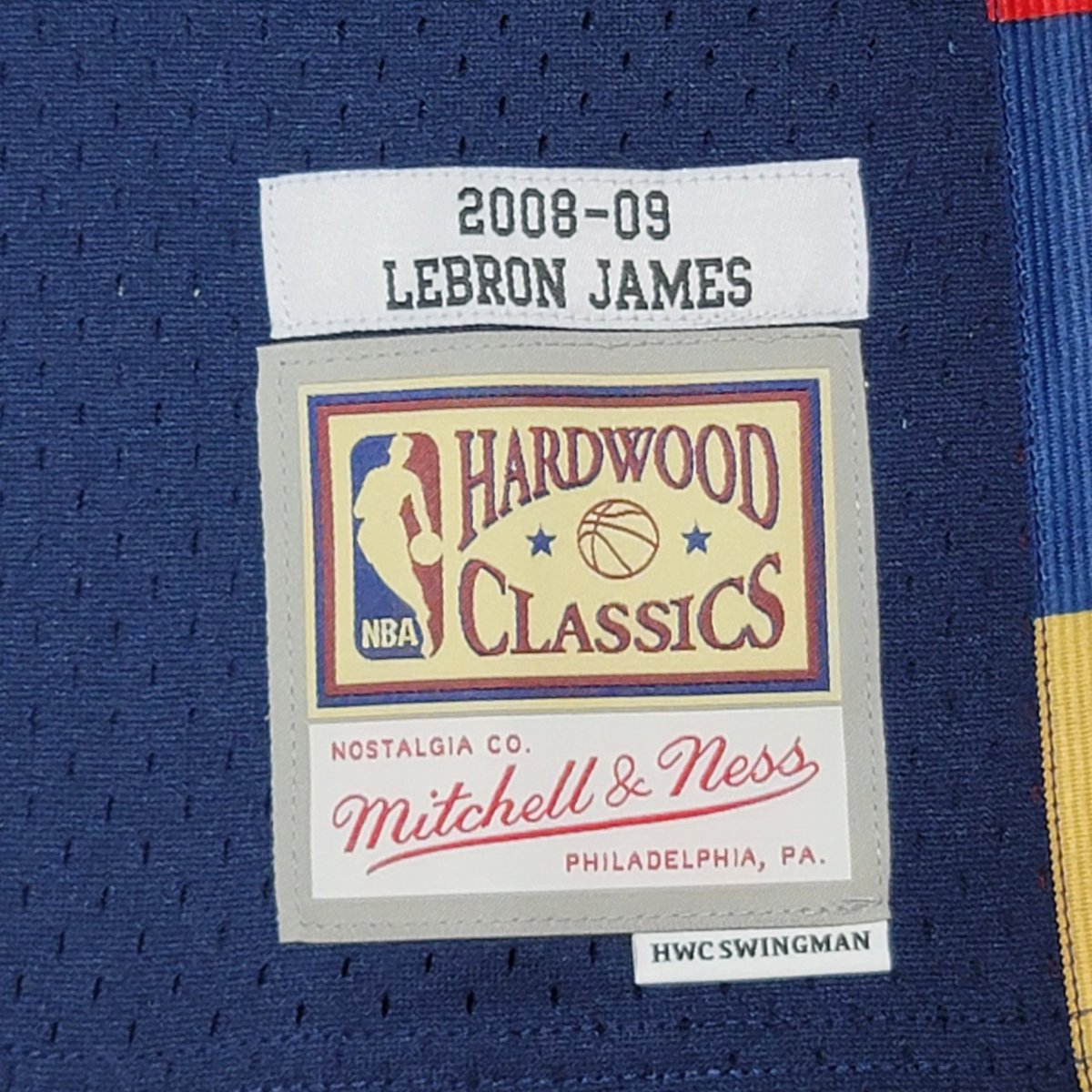#MitchellandNess より「キング」こと #レブロン・ジェームズ の #SwingmanJersey をご紹介😊

昨期には #NBA 通算得点歴代1位を塗り替えるなどやはりまだまだ目が離せないプレイヤーですよね！

自身初のシーズンMVPを受賞した08-09の #クリーブランド・キャバリアーズ モデルを絶賛取扱い中ッス！