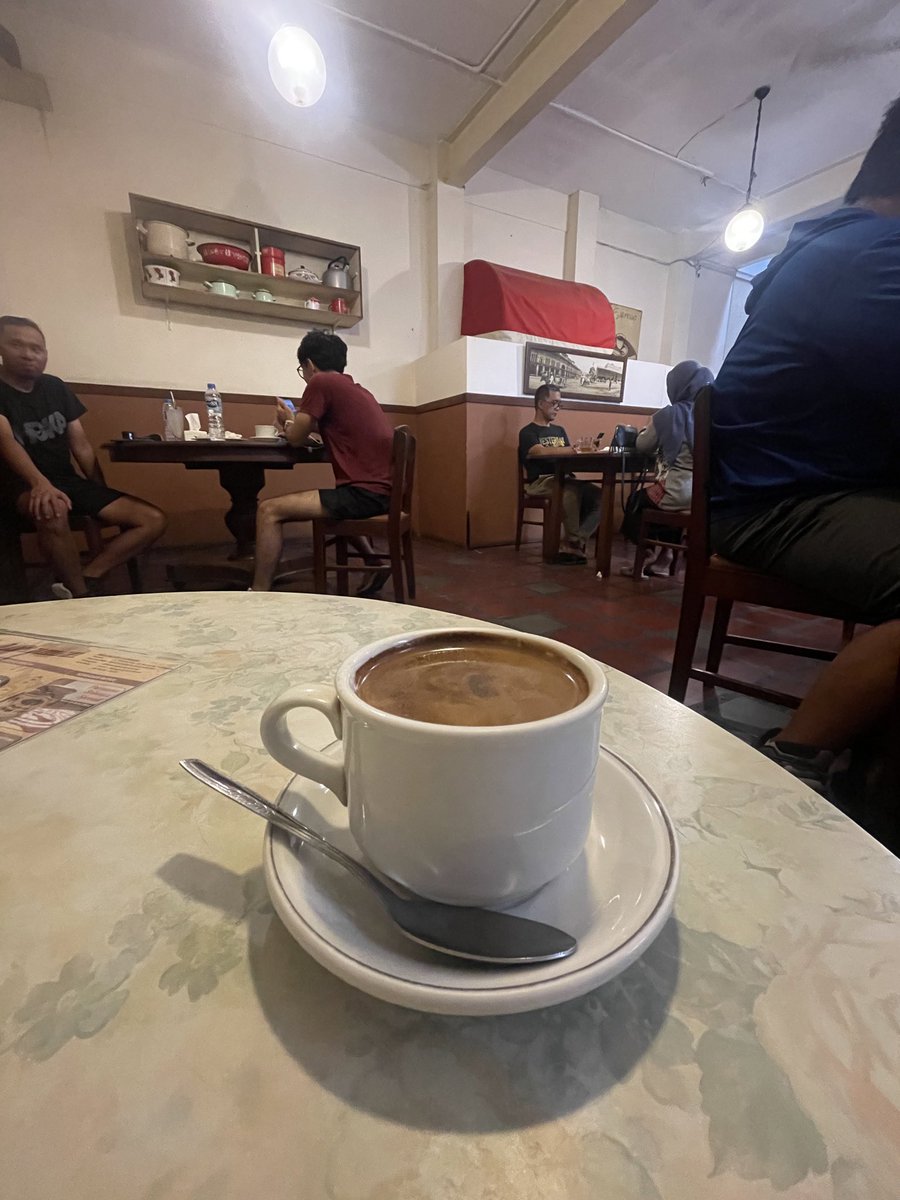 arievrahman's tweet photo. Sehari kuliner legendaris di Bandung:

Pagi: 
Kupat Tahu Gempol
Roti Gempol
Yoghurt Cisangkuy

Siang:
Mie Baso Linggarjati
Warung Kopi Purnama
Sumber Hidangan Bakery

Sore:
Batagor Kingsley 
Es Bungsu 29

Malam:
Soto Banjir
Martabak Andir
Bandrek Bajigur H. Kodir
Perkedel Bondon https://t.co/SbX20R3C8K