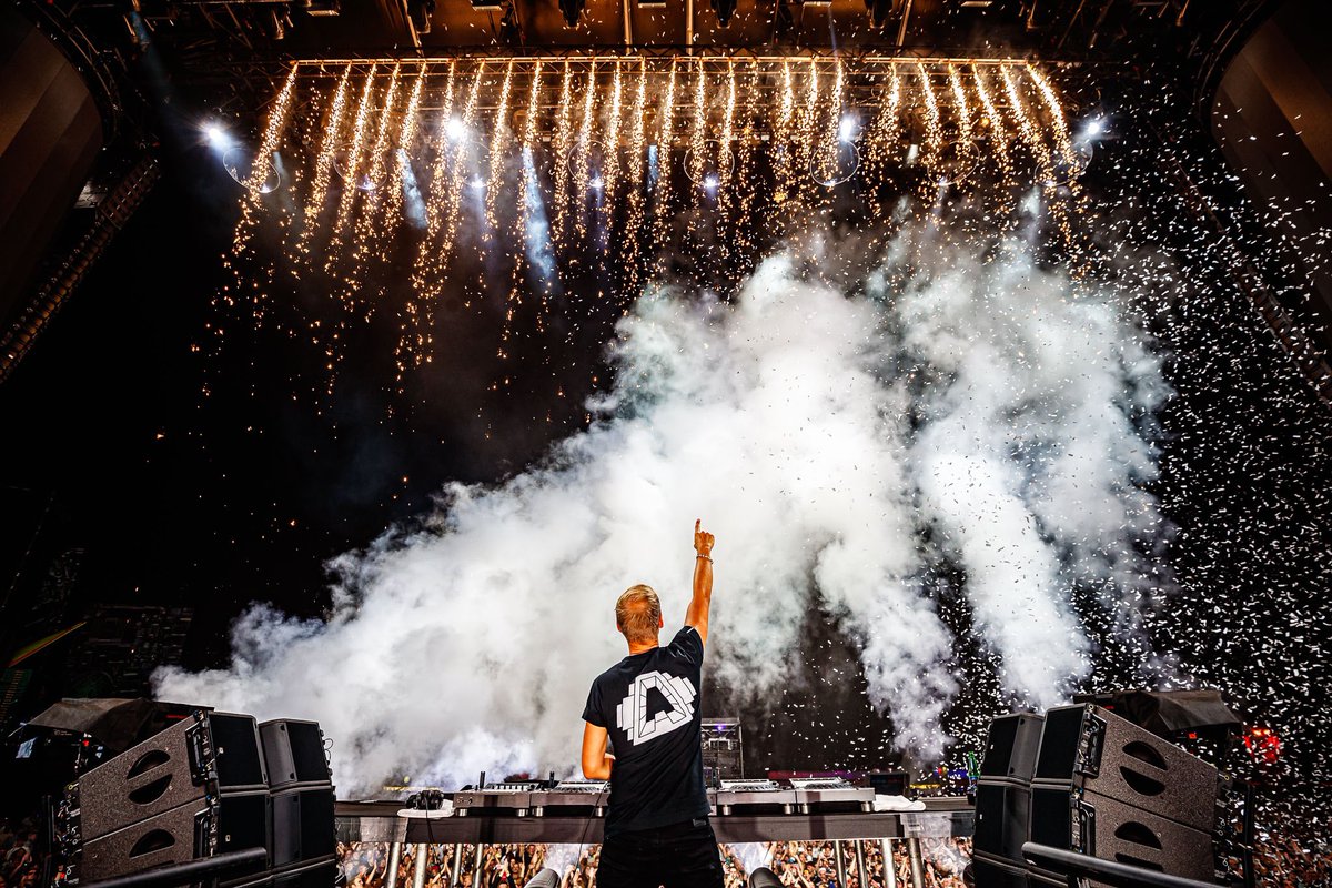 arminvanbuuren's tweet photo. What a magical night it was! Danke Sonne Mond Sterne for the love 🇩🇪🔥 https://t.co/9tLNyQqrLi
