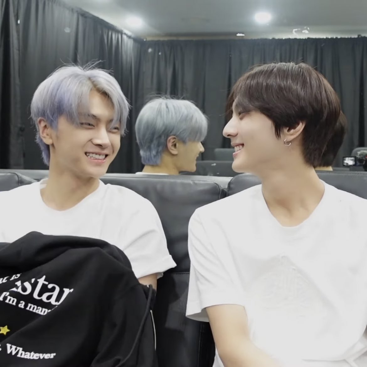 둘이 콘서트얘기쫑알쫑알쩡알쩡알말하고
마주보고웃는거 개커여움