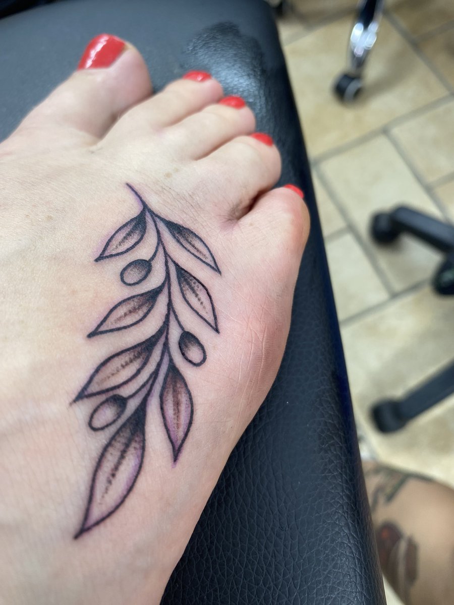 Madelyn - Black and Grey Tattoo Artist (@madelynnjenntattoos) • Instagram  photos and videos, image size:900x1200