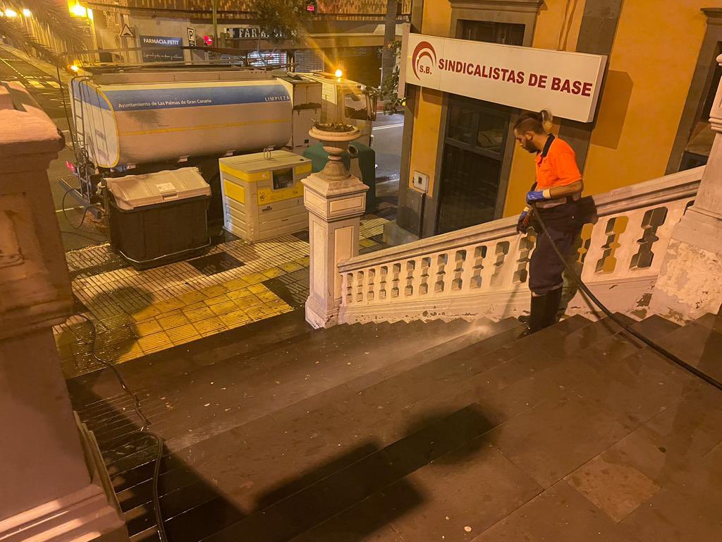 Baldeo de las escaleras de Primero de Mayo.