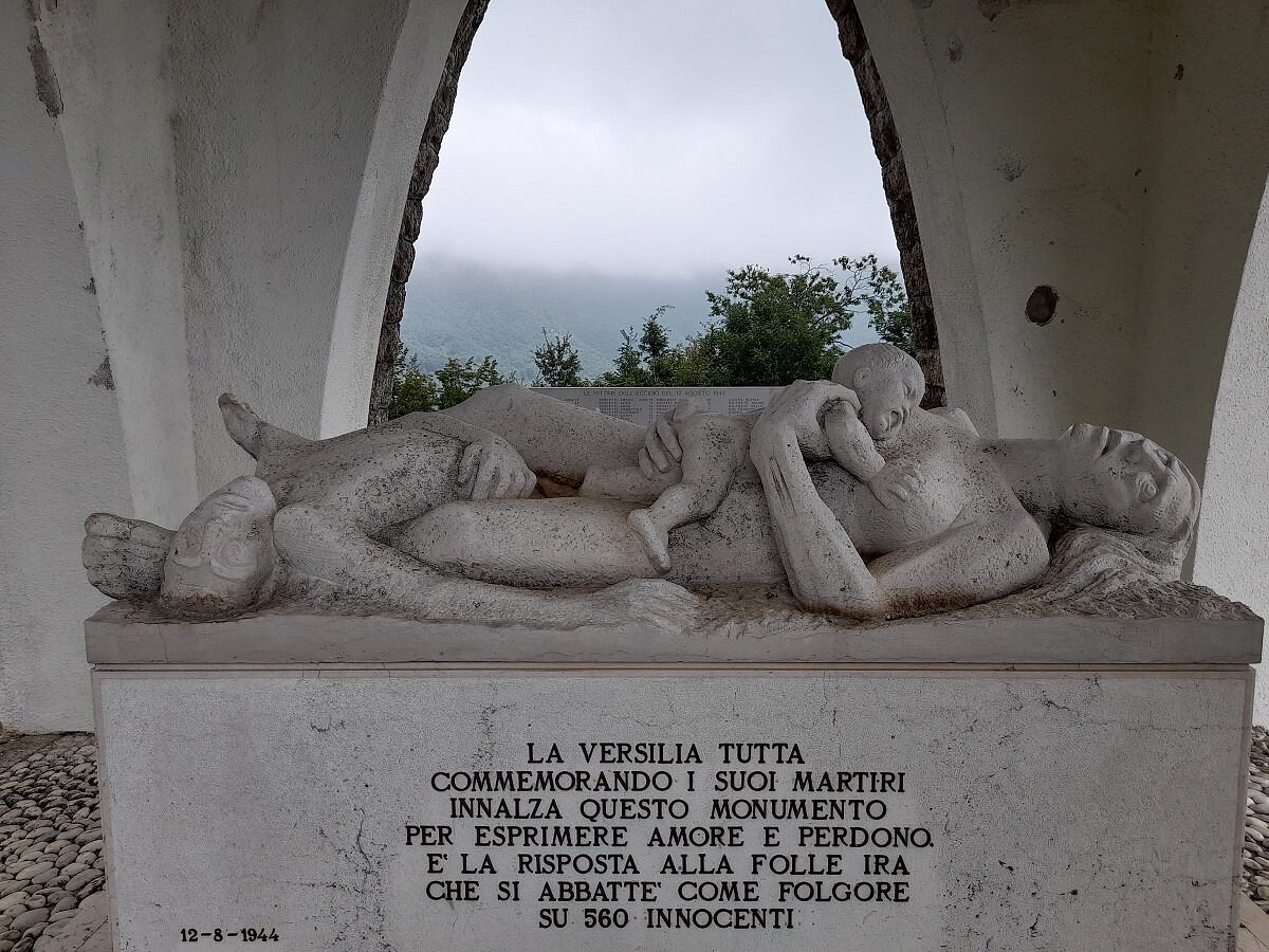 Era il 12 agosto del 1944 quando 560 civili, di cui 130 bambini, vennero uccisi nell’eccidio nazi-fascista avvenuto a Stant’Anna di Stazzema, piccola frazione toscana.
Il massacro fu compiuto dai soldati nazisti con l’aiuto dei fascisti della Repubblica sociale italiana di Salò e