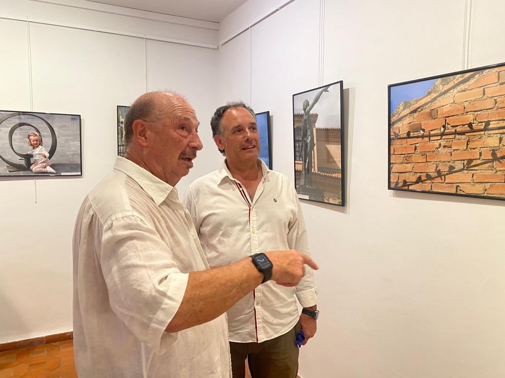 AytoTarazona's tweet photo. 📷Ayer  el alcalde de Tarazona, Tono Jaray se acercó a la inauguración de la  exposición fotográfica del turiasonense, Jesús María Ramos García,  cariñosamente conocido como “Chico”.

  #fotografia https://t.co/3aB1xAvYwz