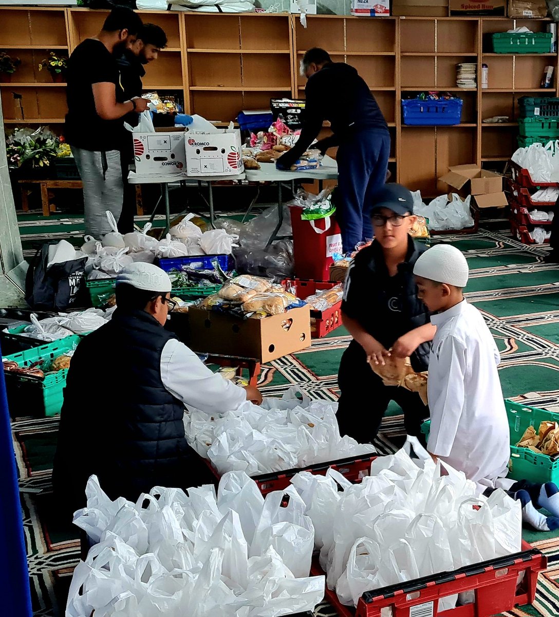 JknOutreach's tweet image. 🫂 Don’t hesitate to come &amp;amp; see us!
We're more than happy to serve anyone struggling with food. Our menu has hot meals/drinks, fresh fruit/veg, bakery &amp;amp; lots more. #NoQuestionsAsked Free Drop-in collection service

Sunday, 3:00-4:30pm
We’re located 15-17 Spring Gardens, BD1 3EJ