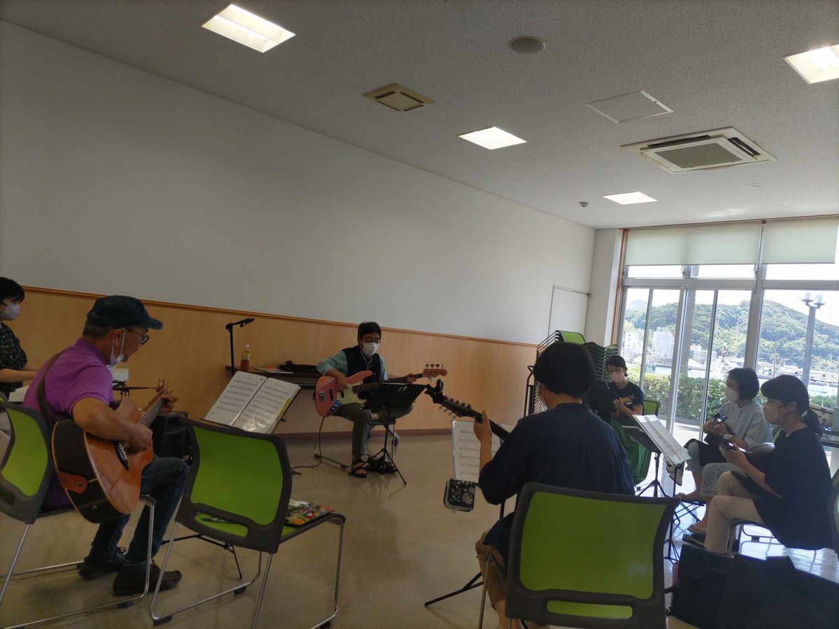 MandolinPoco's tweet photo. pocoのぽこぽこっと気まぐれ夏の演奏会、無事終了です。
暑かったけど西の風が気持ち良かったです
#きさいや広場　#宇和島　#マンドリン　#ギター　#ロイズ https://t.co/ufxodyvSw9