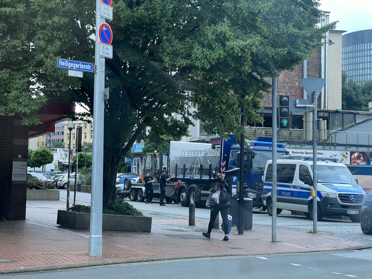 In diesen Minuten verschanzt sich #WacheMord wie im letzten Jahr.
Dieses Jahr noch abstruser! Als eine von nur drei Demoauflagen: „kontinuierliches Laufen“ der Demo im Bereich 🤡
Wie schnell das sein muss…tja, das liegt ja wohl im Fuße der Laufenden. #do1208 #justice4mouhamed