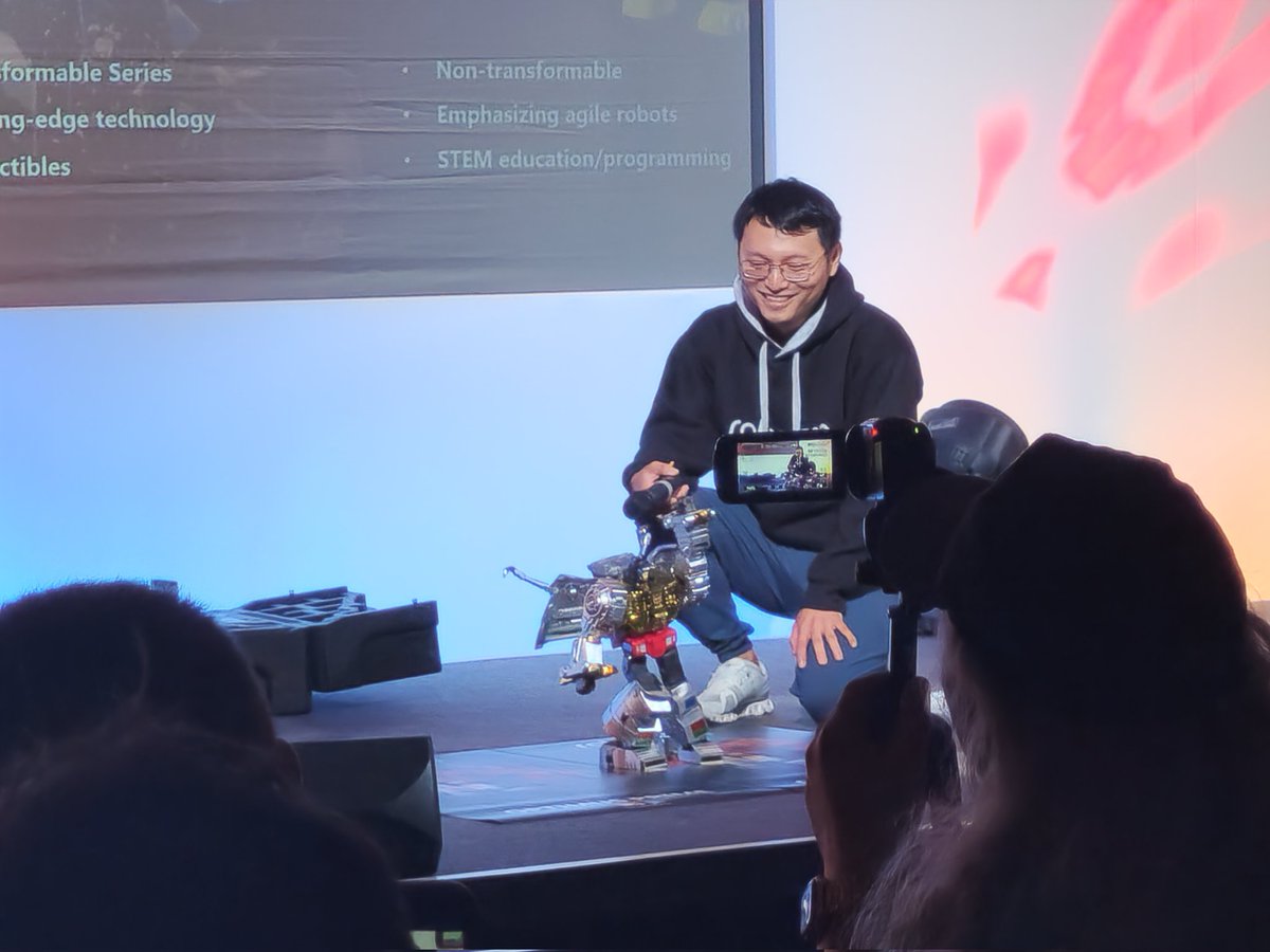 TFShowUK's tweet photo. Just at the panel. Some of the early prototypes were amazing. However the real star was Grimlock. 😀 Soundwave next? @Robosen_Rocky @RobosenUK #Robosen #TransformersContest #TFNation2023 https://t.co/7TA7vN3yKw