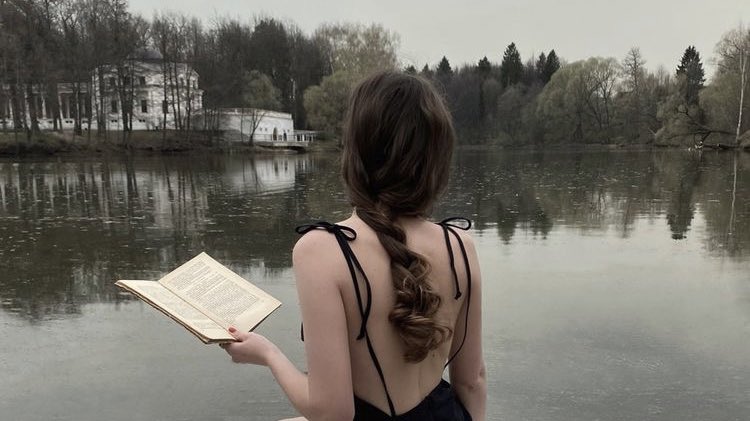 malusokay's tweet image. Reading outside &amp;lt;3