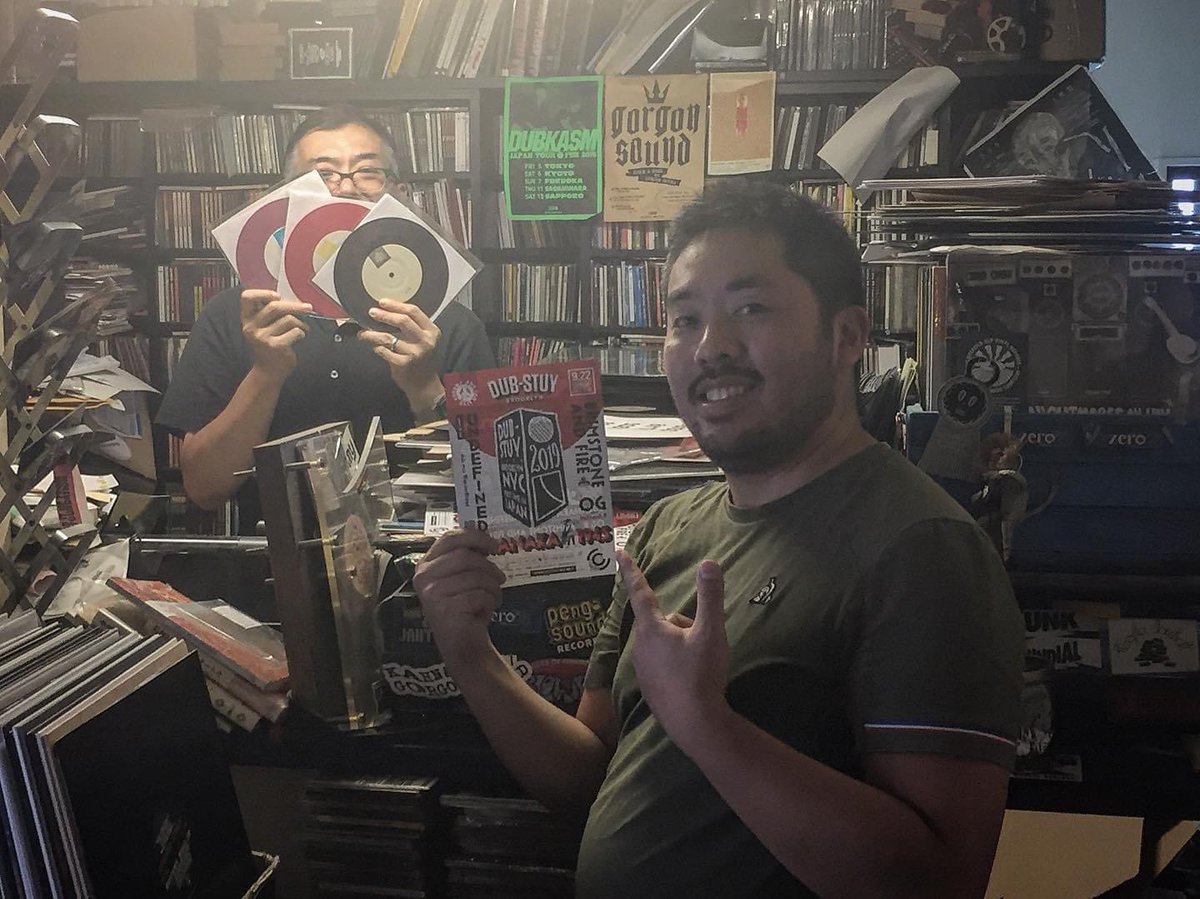 OSAM_GREENGIANT's tweet photo. Qさん、前回は2019年に来日。
当時 #discshopzero でたまたま遭遇。
飯島さんとのツー・ショットを撮ったのが懐かしい思い出✨
個人的にも注目しているエディカと一緒で、俄然期待が膨らむところ🤩
#dubstuy https://t.co/5nqKbvNYTM