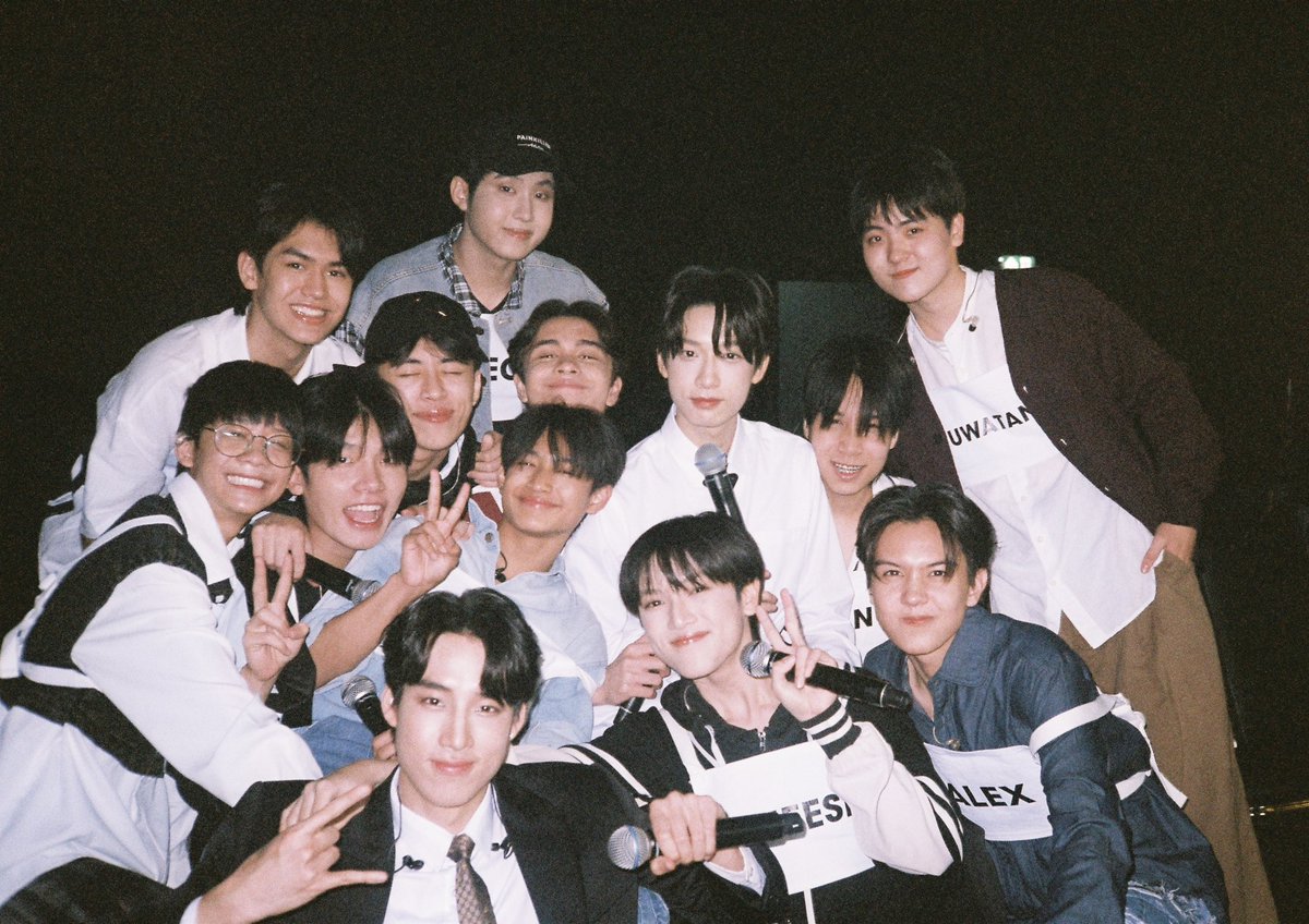 thaichayanon's tweet photo. ไม่ลืมหรอก รักนะ ถึงคำว่ารักมันจะเป็นคำที่พูดกันบ่อย เเต่สำหรับผมผมหาคำพูดที่จะมาอธิบายความรักของพวกเรา24คนไม่ได้จริงๆถึงจะเป็นคำว่าอะไรก็ตามเเต่ความรู้สึกที่มีให้กันมันมากกว่านั้นมากทำไมเวลา6เดือนที่อยู่ด้วยกันมันน้อยจัง อยากอยู่ด้วยกันอีกอะขอบคุณที่เข้ามาเป็นส่วนหนึ่งในชีวิตนะ https://t.co/CIbBIs82J3