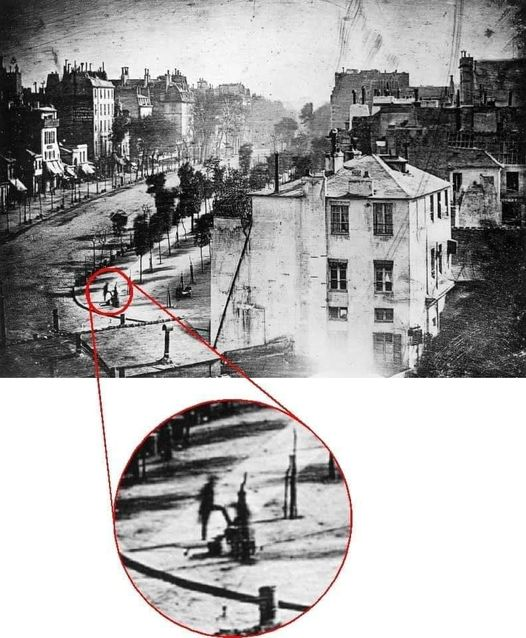 pierpi13's tweet photo. LA PRIMA FOTOGRAFIA DELLA STORIA
Eccola... è la prima fotografia della storia in cui l'uomo appare davanti alla macchina fotografica.
Questa fotografia è la prima in cui una persona appare davanti alla macchina fotografica ed è anche la prima foto della città di Parigi. La macchina fotografica usata ha bisogno di circa 10 minuti per raccogliere la luce e la scena. La strada era piena di gente, ma muovendosi durante lo scatto questa non è riuscita a impressionarsi nella foto tranne una persona che si è fermata per alcuni minuti per lucidare le scarpe e la storia lo ha immortalato. Era l'anno 1839.
