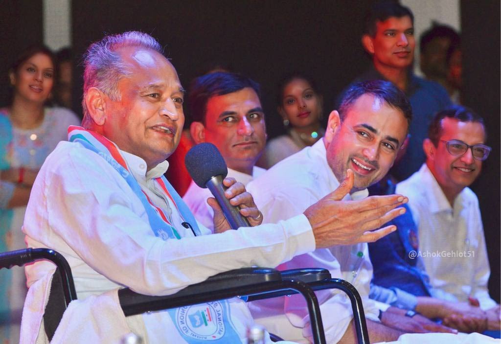 ashokgehlot51's tweet photo. नए आयाम व नए विकल्प
नई नीति नव युवा संकल्प

आज अंतरराष्ट्रीय युवा दिवस के अवसर पर बचत, राहत, बढ़त के बजट में घोषित 'राजस्थान की नवीन युवा नीति' के प्रस्तुतीकरण कार्यक्रम में शिरकत की।

प्रदेश सरकार युवाओं हेतु रोजगार सृजन, शिक्षण, खेल संवर्धन से लेकर विदेशों में अध्ययन तक हर कदम पर समर्पण भाव से काम कर रही है।