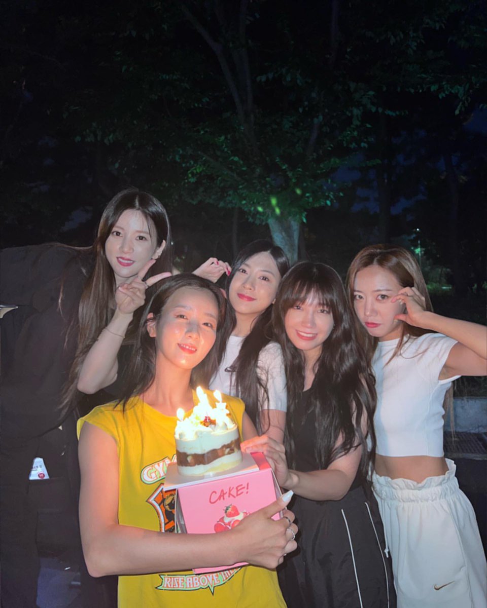 _geong_'s tweet photo. 따숩다 에이핑크...☺️
윤보미 생일 축하해!!!🎂 https://t.co/9EQ7yoNxla