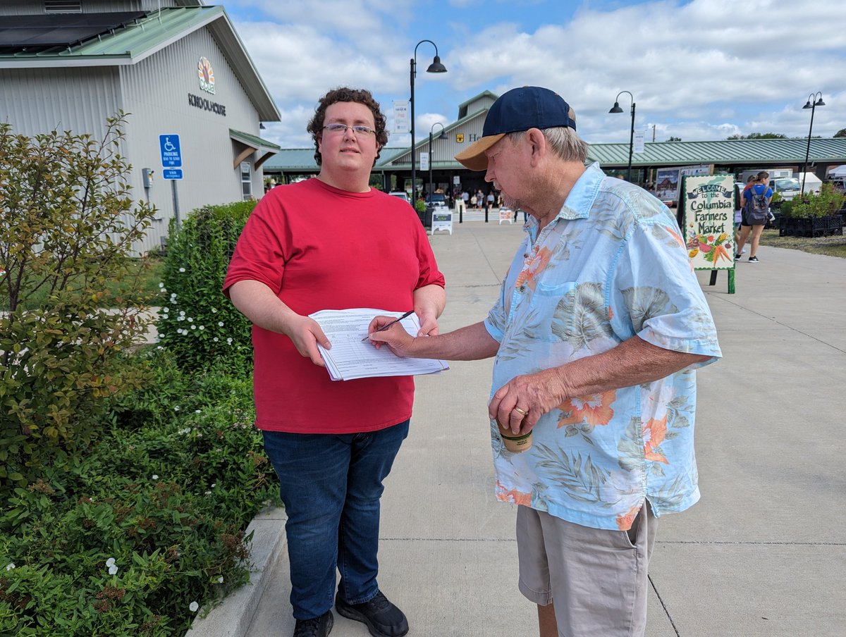 Midmo DSA members are back at it at the farmers market, gathering signatures to put a $15 min wage and paid sick leave for all workers on the ballot. More than 150 signatures in just two hours, Columbia you are amazing!