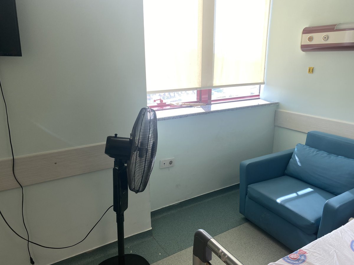 KSÜ Tıp Fakültesi KVC servisinde Klimalar çalışmıyor, hastalar sıcaklıktan baygınlık geçirecek seviyede bunalımdalar, yetkililerin hepsinin haberi var fakat ilgilenen yok maalesef, üstüne bir de depremler…

#deprem 
<a href="/saglikbakanligi/">T.C. Sağlık Bakanlığı</a> 
<a href="/drfahrettinkoca/">Dr. Fahrettin Koca</a> 
<a href="/ksuedutr/">Kahramanmaraş Sütçü İmam Üniversitesi</a>