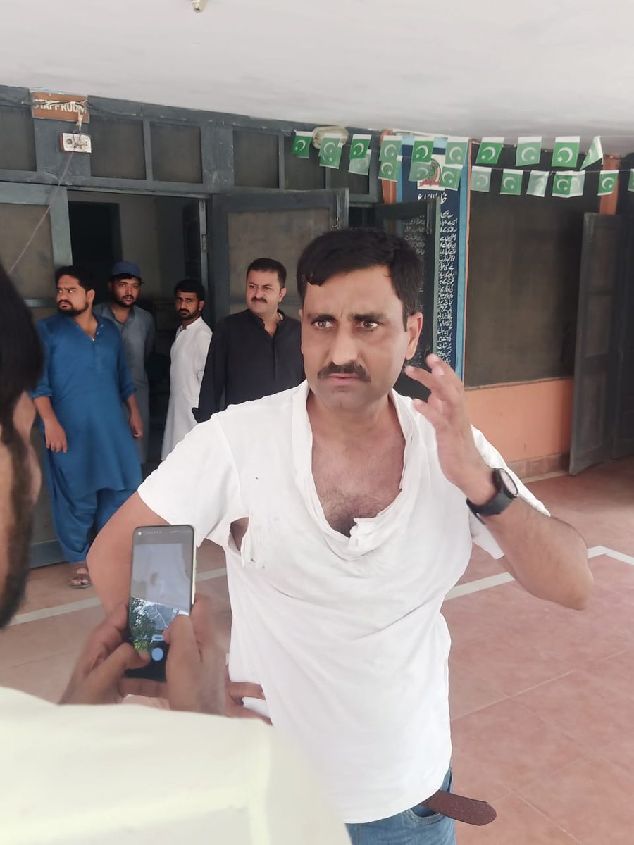 IAsatza's tweet photo. تحریک اساتذہ کے پروردہ عنڈہ ونگ کا صدراورسنئیر نائب صدر پر جسمانی تشدد https://t.co/ni0I7V4PyV https://t.co/6RSFvyKe2B
