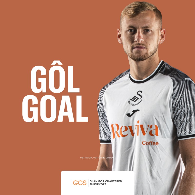 SwansOfficial's tweet photo. 74' | 🔵⚪ 3-1 🦢

Harry Darling gets one back from a corner!