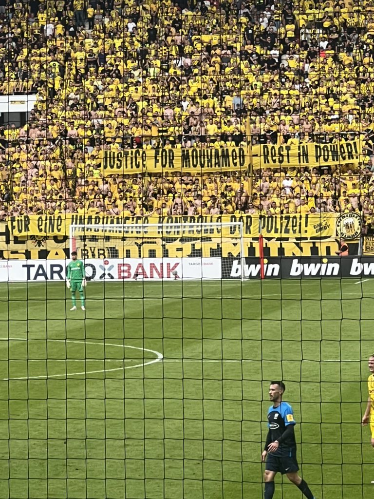 omgkringeh's tweet photo. dortmund fans stabil https://t.co/J75YIPkFj9