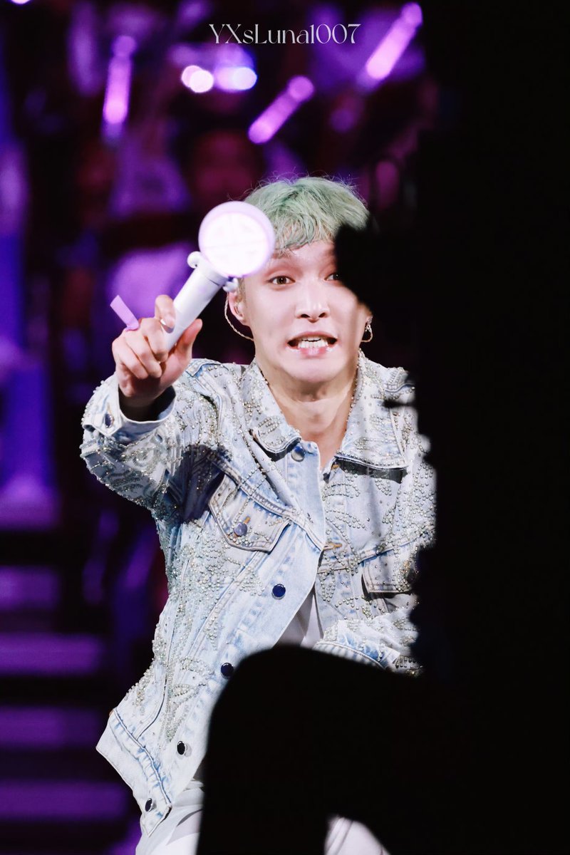 xifim_'s tweet photo. @layzhang @lay_studio آه هنا كل المشاعر الجميله و الامتنان والتقدير و الحب اكيد 💜
بس ضحكني لما ماعرف يضبط اللون البنفسجي بالاداء و اعتذر ل🐚😭 يجننن ييشينغ
#GRANDLINE3inBJ_Day1
#LayGrandLine
#LAY_GRANDLINE2023
@layzhang https://t.co/TGjJZ989Vx