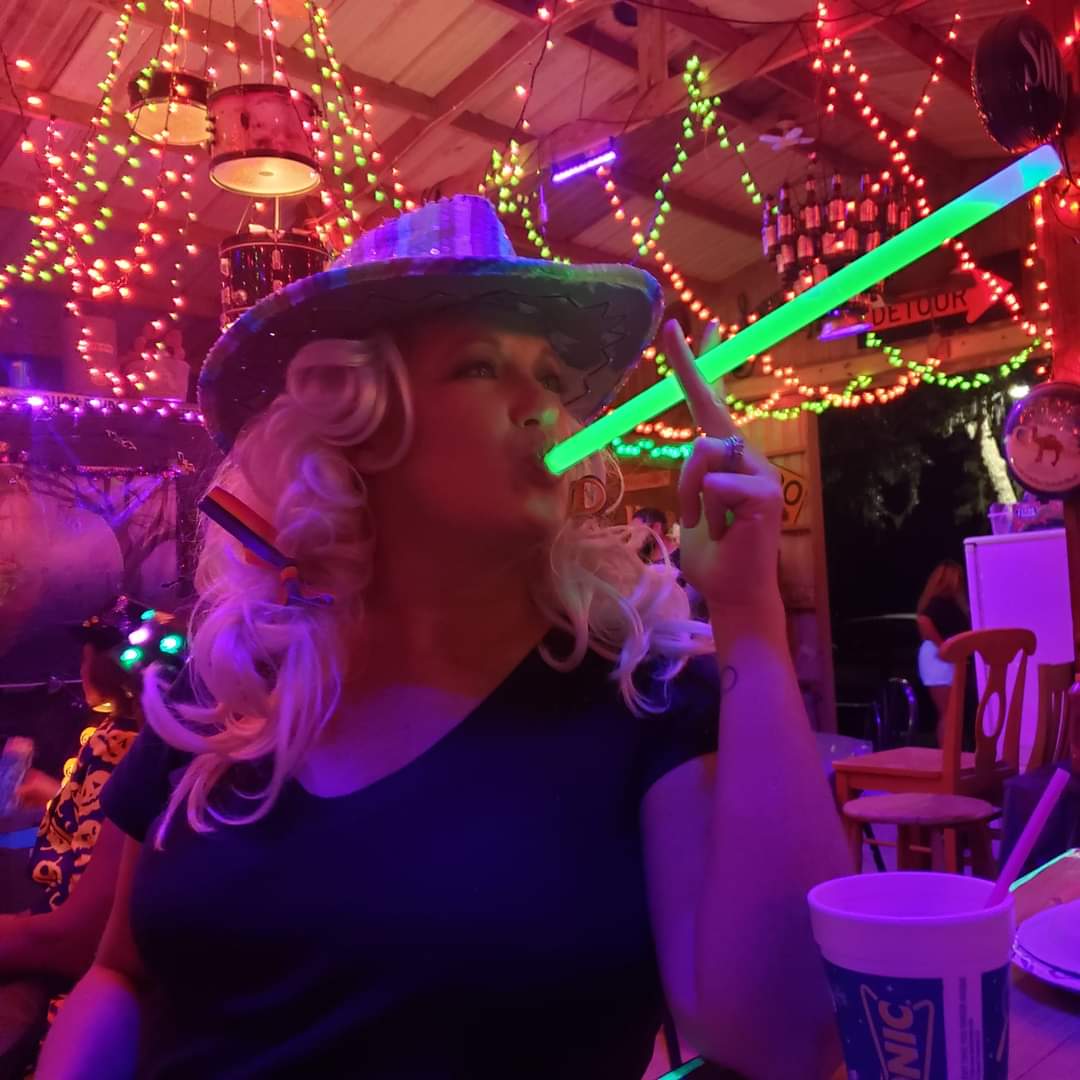 FayeMginger's tweet image. Annual glow party tonight, so ready to paint it up! #throwbackpic #glowparty #staytuned