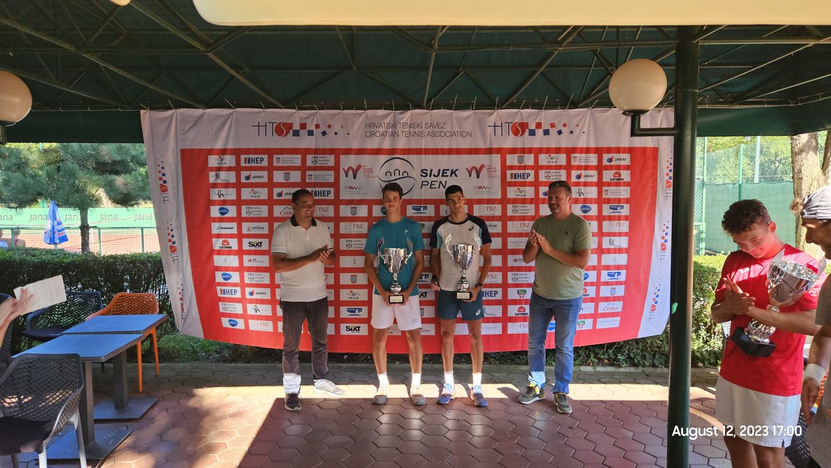 hts_sluzbeni's tweet image. Luka Mikrut je u finalu singla na #ITFTennis turniru u Osijeku, a s Matejem Dodigom otišao je do kraja u konkurenciji parova. 👏🏆🎾🇭🇷

Više na linku: bit.ly/45aO047

📷: Osijek Open

#Mikrut #Dodig #Jakic #ITFWorldTennisTour #Osijek