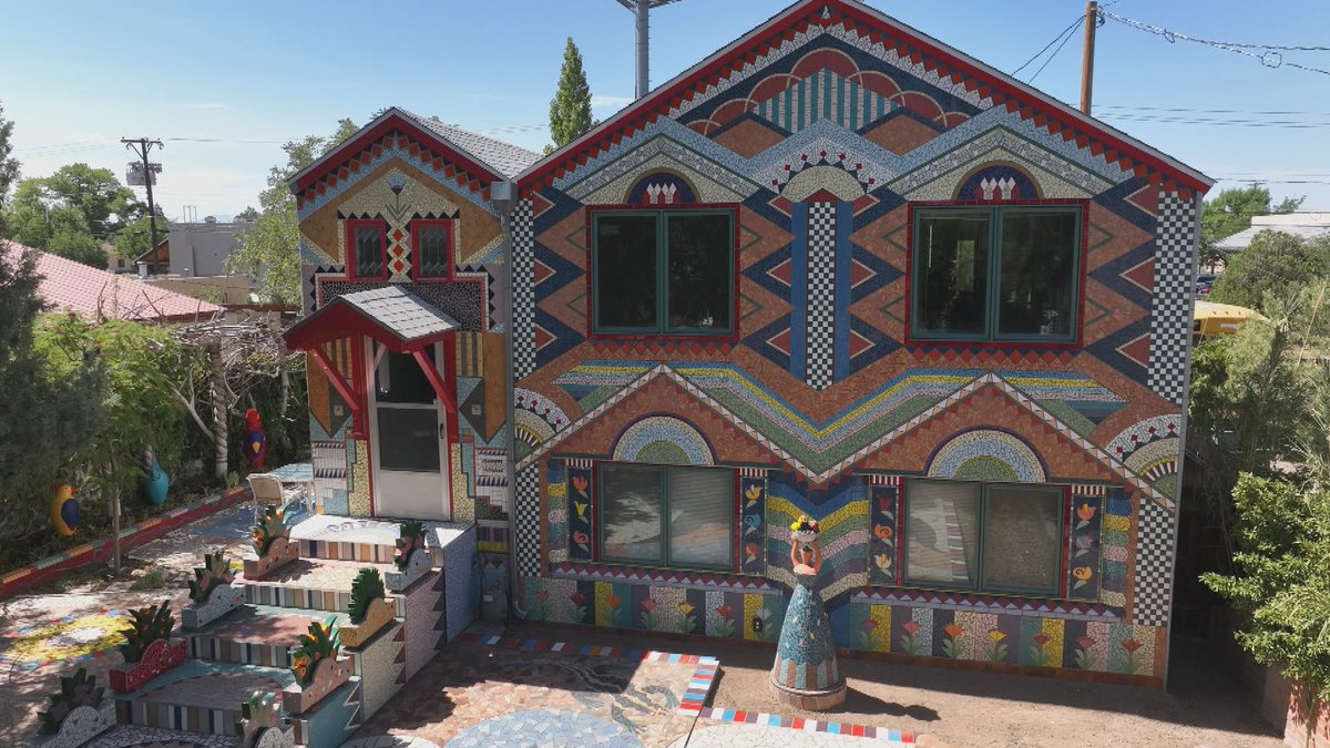 NMPBS's tweet image. Millions of tiles, 11 years of intuitive design work – Beverly Magennis’ tile house was made for the delight of it.

Watch ¡COLORES! Saturday at 4pm and stream on the PBS App: bit.ly/3xJk407
#Tile #TileHouse #Albuquerque