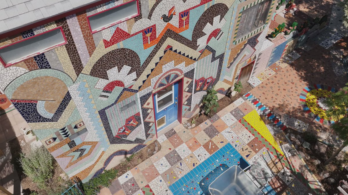 NMPBS's tweet image. Millions of tiles, 11 years of intuitive design work – Beverly Magennis’ tile house was made for the delight of it.

Watch ¡COLORES! Saturday at 4pm and stream on the PBS App: bit.ly/3xJk407
#Tile #TileHouse #Albuquerque