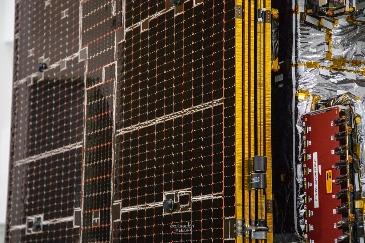 manumazzanti's tweet photo. Detalle de los paneles solares de la sonda @MissionToPsyche, ya doblados y preparados para el lanzamiento.

#Pysche tiene dos juegos iguales a este, que luego se extienden como alas brindando energía para sus motores eléctricos a base de gas Xenon 👇 https://t.co/kiL3gDJ8jI