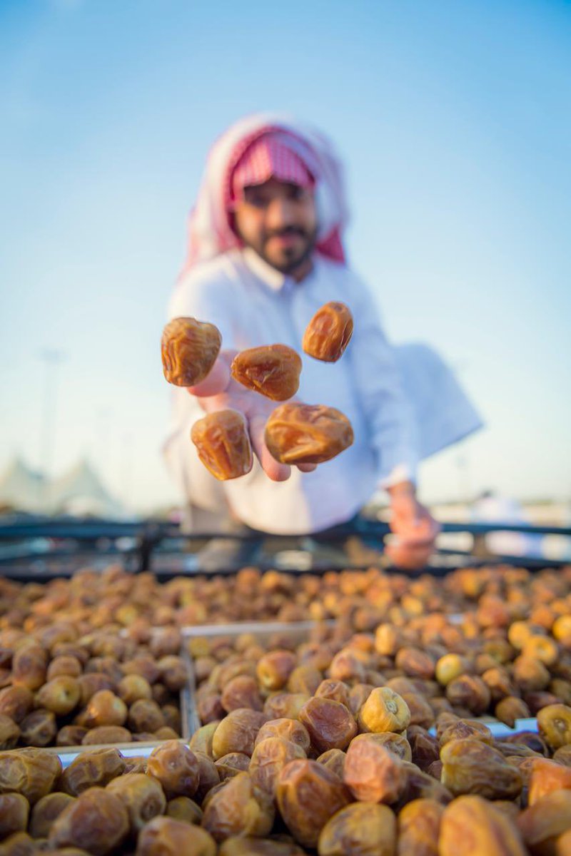 SoonSaudi's tweet photo. رسميًا :

السعودية أكبر مصدّر تمور للعالم هذا العام 🇸🇦😍. https://t.co/1hOpwimsWz