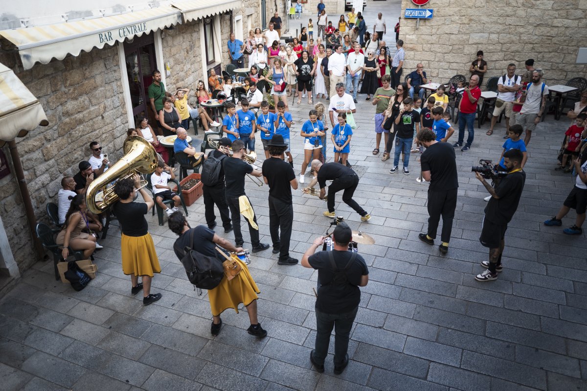 timeinjazz's tweet photo. La presentazione del libro di #VanniLai a #SaCasara.
L'invasione musicale della #RustyBrassBand.
La beatbox di #AlienDee assieme a #NanniGaias trio e il groove di #DjCris che accende le notti.
Le altre immagini della ๐พ๐๐ฎ๐ฟ๐๐ฎ ๐ด๐ถ๐ผ๐ฟ๐ป๐ฎ๐๐ฎ ๐ฑ๐ถ #๐ง๐ถ๐บ๐ฒ๐ถ๐ป๐๐ฎ๐๐. https://t.co/4Z5qyIMkYf