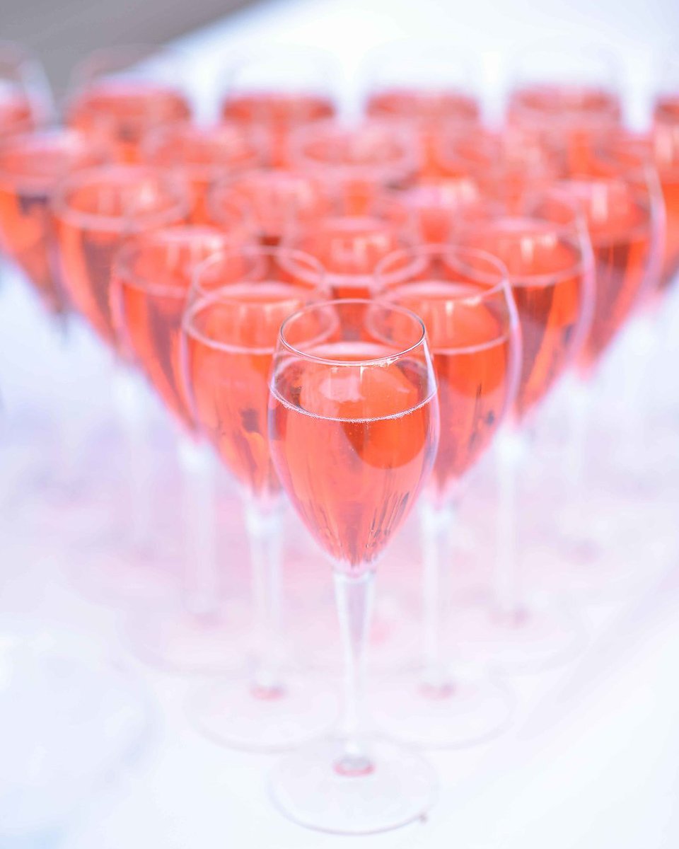 ChateauBegude's tweet photo. Un moment pétillant à partager lors de votre prochain prochain évènement au Château ! 🥂

 #CotedAzurFrance #ChateaudelaBegude #hotel #luxe #cheers #évenement #partage #apéritif 

Photo non contractuelle https://t.co/r0n9OyVYfG