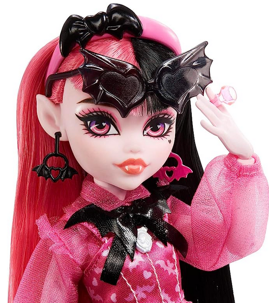 ghostburd's tweet photo. I've fallen for this stupid monster high doll,,, I NEED her 😭 and for some reason she costs 70% more here than in the US?? why that??? https://t.co/Me9ijdCFUz