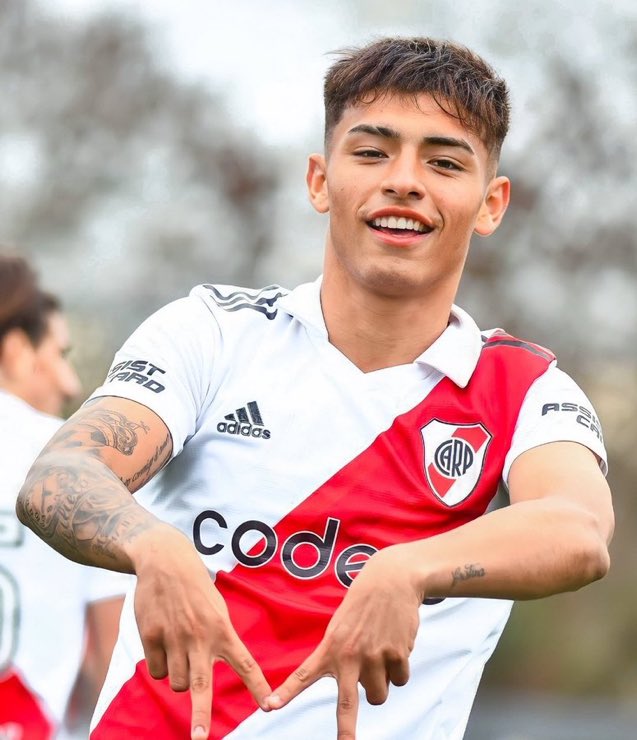 RiverScouting's tweet photo. Esta temporada de Reserva focalizaría en potenciar a estos dos jugadores:

- Alexis González (05)
- Agustín Ruberto (06)

Ambos #9 con perfiles distintos pero muy interesantes. Ruberto es el titular de la Sub17 y González fue el goleador de la Reserva en la temporada pasada [9]. https://t.co/2VAeVZpoRS