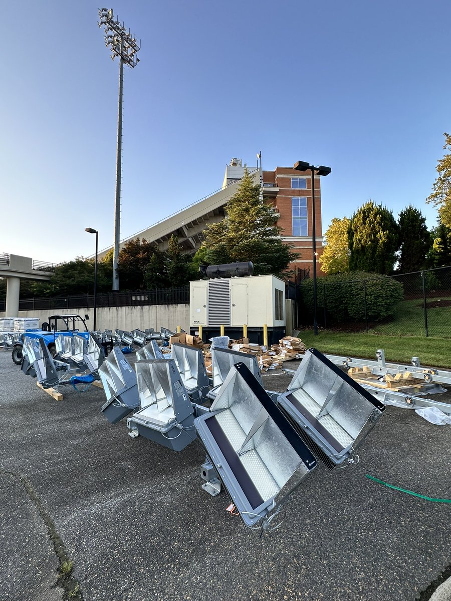 MuscoLightlady's tweet photo. Beautiful morning to you fly some @MuscoLighting fixtures to the top of McCreary Tower. Thank you @DemonDeacons @WakeForest !🏈 https://t.co/reNo93ZbOg