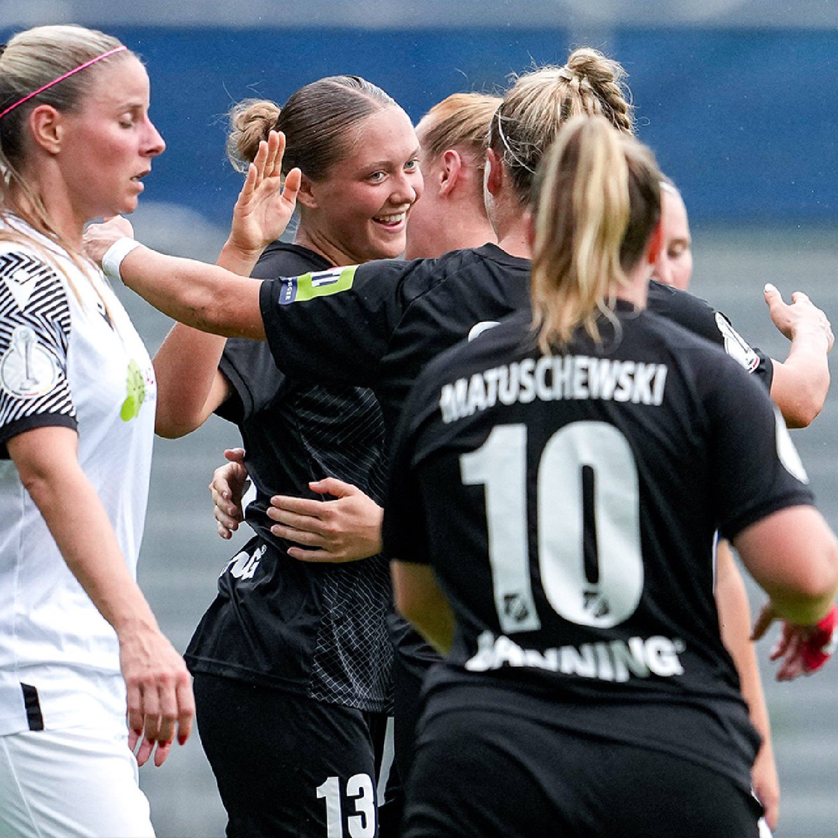 DFB_Frauen's tweet photo. 🏆 DFB-Pokal Runde 1 🏆
Jahn Calden &amp; der SC Sand sind die Gewinnerteams der beiden Samstagspartien 🤩 

Calden gewinnt deutlich mit 7:0 gegen den 1. FFC Montabaur. Der SC Sand setzt sich mit 4:0 gegen den Karlsruher SC durch.
📸 IMAGO
#DieLiga #DFBPokalFrauen #ViaColonia https://t.co/pzkyok7DHF
