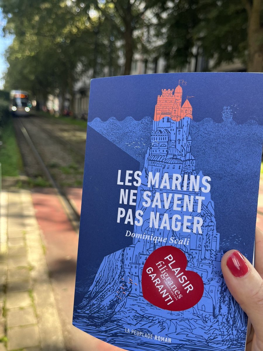 À Bruxelles, le #12aout, j’ai acheté un livre québécois. J’ai hâte de lire Les marins ne savent pas nager de @DominiqueScali @lapeuplade. @QuebecBeneluxUE