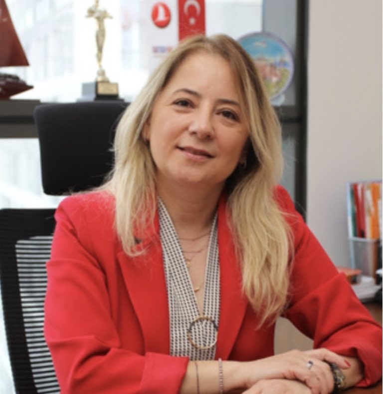 diyadinosman's tweet photo. Bakan Nuri Ersoy İSATAG'ı kabul etti.

TURİZM SEKTÖRÜNE
BAKAN DESTEĞİ..
Teşekkürler @MehmetNuriErsoy 👏

İSATAG Başkanı Aylin Özsavaş “Toplantıda, sadece İstanbul değil, tüm Türkiye’deki turizm sektörünün sorunları ele alındı.Sayın Bakanımıza teşekkür ediyoruz” dedi.
…..

Kültür ve Turizm Bakanı Mehmet Nuri Ersoy İstanbul Seyahat Acentaları Tanıtım ve Geliştirme Derneği (İSATAG) Yönetim Kurulu’nu AKM’deki Bakanlık Ofisinde kabul etti.

Toplantıya Kültür ve Turizm Bakanı Mehmet Nuri Ersoy ile birlikte İSATAG Başkanı Aylin Kopan Özsavaş, İkinci Başkan Cüneyt Tansu Demir, Genel Sekreter Ömer Kartın, Yönetim Kurulu Üyeleri Kamran Bagiyev, Neşe Çevik, Yüksel Türemez ve Emrah Demir katıldı. 

İSATAG Başkanı Aylin Özsavaş’ın yurt dışından Türkiye’ye yapılan kültür turlarında ve özellikle inanç turizminde ivme kaybedildiğini, nitelikli turist getirmek için orta ölçekli acentaların önemini ve bu acentaların destek beklediğinin, özellikle yurt dışı fuarlarına katılan acentelerin stant almakta zorlandığı bilgisini aktardı. Ersoy da konu ile mutlaka ilgileneceğini ve bakanlık olarak gerekli desteğin verileceğini söyledi. 

Özsavaş ayrıca Türkiye Turizm Tanıtım ve Geliştirme Ajansı (TGA) ile acenteler arasında daha sık ilişkilerin geliştirilmesi gerektiğini sözlerine ekledi. 

Müze ve Örenyeri Bilet fiyatlarının çok kısa aralıklara ve daha önce bildirilmeden artması, seyahat acentalarının tur programlarının planlamasını zorlaştırdığı ifade edildiğinde, Ersoy, bu konunun çözüm aşamasında olduğunu aktardı.

Turizm sektöründeki önemli bir sorunun da gündeme gelmesi üzerine Ersoy, acentelerin tur ve transfer hizmetleri esnasında kendi asistanlarını, transfer görevlilerini kullanabileceğini şekilde düzenleme yapılacağını söyledi.

Tur ve transfer sırasında çok sayıda evrak gerektiğinin ve bürokratik sıkıntılar doğduğunun hatırlatılması üzerine Ersoy, Bakanlık çalışmalarıyla bu sıkıntıların kısa sürede aşılacağını, tur ve transfer hizmetlerinin daha az bürokrasiyle daha basit bir şekilde yapılacağını sözlerine ekledi.

Ersoy ayrıca, yeni rehber yetişmemesi konusundaki sorunlara da bakanlığın müdahil olduğunu ve çok sayıda yeni rehberin yetiştirilileceği bilgisini verdi.
İSATAG İkinci Başkanı Cüneyt Tansu Demir, dernek olarak sadece İstanbul ve Türkiye’de değil uluslararası konularda da çalışmalar yaptıklarını ifade ederek Türk dizi sektörünün turizmdeki olumlu etkisi hakkında çarpıcı bilgiler verdi.
Türk dizilerinin Avrupa ve Latin Amerika’da çok revaçta olduğunu ve bunun da ülkemize turist olarak döndüğünü belirten Demir, kültür ve turizmin beraber daha iyi işlediğini, Türk dizilerinin İstanbul ve Kapadokya başta olmak üzere tüm Türkiye’ye yabancı turist kazandırdığını aktardı.

Demir’in bu konuda da bakanlıktan destek talebine Ersoy, destekleyeceklerini söyledi.

Dernek Genel Sekreteri Ömer Kartın ise outgoing acentelerin sorunlarını gündeme getirdi. Yurt dışına seyahatte taksit uygulamasının kaldırılmasının acenteleri ciddi anlamda mağdur ettiğini dile getiren Kartın, vize zorluklarını da hatırlattı.
Mehmet Nuri Ersoy ise vize zorluklarının en kısa zamanda aşılacağını, taksit uygulamasının da son dönemdeki ortodoks ekonomi politikalarının bir sonucu olduğunu ve uzun taksitlerin enflasyon etkisi yarattığını, Akdeniz çanağındaki ülkelerde de taksit olmadığını ifade etti.