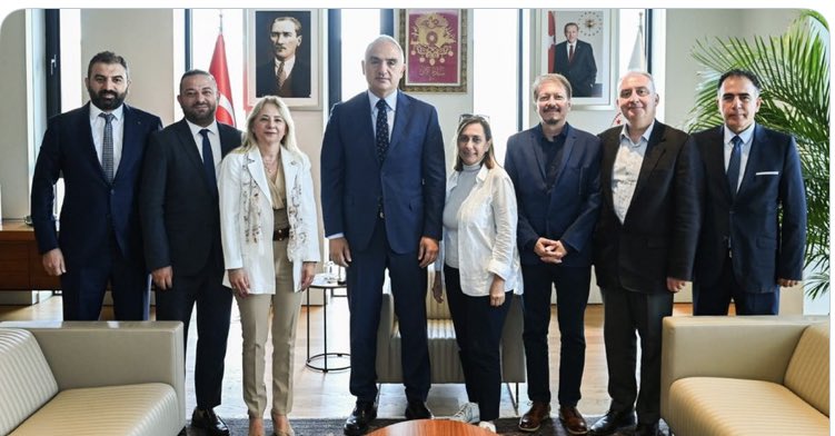 diyadinosman's tweet photo. Bakan Nuri Ersoy İSATAG'ı kabul etti.

TURİZM SEKTÖRÜNE
BAKAN DESTEĞİ..
Teşekkürler @MehmetNuriErsoy 👏

İSATAG Başkanı Aylin Özsavaş “Toplantıda, sadece İstanbul değil, tüm Türkiye’deki turizm sektörünün sorunları ele alındı.Sayın Bakanımıza teşekkür ediyoruz” dedi.
…..

Kültür ve Turizm Bakanı Mehmet Nuri Ersoy İstanbul Seyahat Acentaları Tanıtım ve Geliştirme Derneği (İSATAG) Yönetim Kurulu’nu AKM’deki Bakanlık Ofisinde kabul etti.

Toplantıya Kültür ve Turizm Bakanı Mehmet Nuri Ersoy ile birlikte İSATAG Başkanı Aylin Kopan Özsavaş, İkinci Başkan Cüneyt Tansu Demir, Genel Sekreter Ömer Kartın, Yönetim Kurulu Üyeleri Kamran Bagiyev, Neşe Çevik, Yüksel Türemez ve Emrah Demir katıldı. 

İSATAG Başkanı Aylin Özsavaş’ın yurt dışından Türkiye’ye yapılan kültür turlarında ve özellikle inanç turizminde ivme kaybedildiğini, nitelikli turist getirmek için orta ölçekli acentaların önemini ve bu acentaların destek beklediğinin, özellikle yurt dışı fuarlarına katılan acentelerin stant almakta zorlandığı bilgisini aktardı. Ersoy da konu ile mutlaka ilgileneceğini ve bakanlık olarak gerekli desteğin verileceğini söyledi. 

Özsavaş ayrıca Türkiye Turizm Tanıtım ve Geliştirme Ajansı (TGA) ile acenteler arasında daha sık ilişkilerin geliştirilmesi gerektiğini sözlerine ekledi. 

Müze ve Örenyeri Bilet fiyatlarının çok kısa aralıklara ve daha önce bildirilmeden artması, seyahat acentalarının tur programlarının planlamasını zorlaştırdığı ifade edildiğinde, Ersoy, bu konunun çözüm aşamasında olduğunu aktardı.

Turizm sektöründeki önemli bir sorunun da gündeme gelmesi üzerine Ersoy, acentelerin tur ve transfer hizmetleri esnasında kendi asistanlarını, transfer görevlilerini kullanabileceğini şekilde düzenleme yapılacağını söyledi.

Tur ve transfer sırasında çok sayıda evrak gerektiğinin ve bürokratik sıkıntılar doğduğunun hatırlatılması üzerine Ersoy, Bakanlık çalışmalarıyla bu sıkıntıların kısa sürede aşılacağını, tur ve transfer hizmetlerinin daha az bürokrasiyle daha basit bir şekilde yapılacağını sözlerine ekledi.

Ersoy ayrıca, yeni rehber yetişmemesi konusundaki sorunlara da bakanlığın müdahil olduğunu ve çok sayıda yeni rehberin yetiştirilileceği bilgisini verdi.
İSATAG İkinci Başkanı Cüneyt Tansu Demir, dernek olarak sadece İstanbul ve Türkiye’de değil uluslararası konularda da çalışmalar yaptıklarını ifade ederek Türk dizi sektörünün turizmdeki olumlu etkisi hakkında çarpıcı bilgiler verdi.
Türk dizilerinin Avrupa ve Latin Amerika’da çok revaçta olduğunu ve bunun da ülkemize turist olarak döndüğünü belirten Demir, kültür ve turizmin beraber daha iyi işlediğini, Türk dizilerinin İstanbul ve Kapadokya başta olmak üzere tüm Türkiye’ye yabancı turist kazandırdığını aktardı.

Demir’in bu konuda da bakanlıktan destek talebine Ersoy, destekleyeceklerini söyledi.

Dernek Genel Sekreteri Ömer Kartın ise outgoing acentelerin sorunlarını gündeme getirdi. Yurt dışına seyahatte taksit uygulamasının kaldırılmasının acenteleri ciddi anlamda mağdur ettiğini dile getiren Kartın, vize zorluklarını da hatırlattı.
Mehmet Nuri Ersoy ise vize zorluklarının en kısa zamanda aşılacağını, taksit uygulamasının da son dönemdeki ortodoks ekonomi politikalarının bir sonucu olduğunu ve uzun taksitlerin enflasyon etkisi yarattığını, Akdeniz çanağındaki ülkelerde de taksit olmadığını ifade etti.