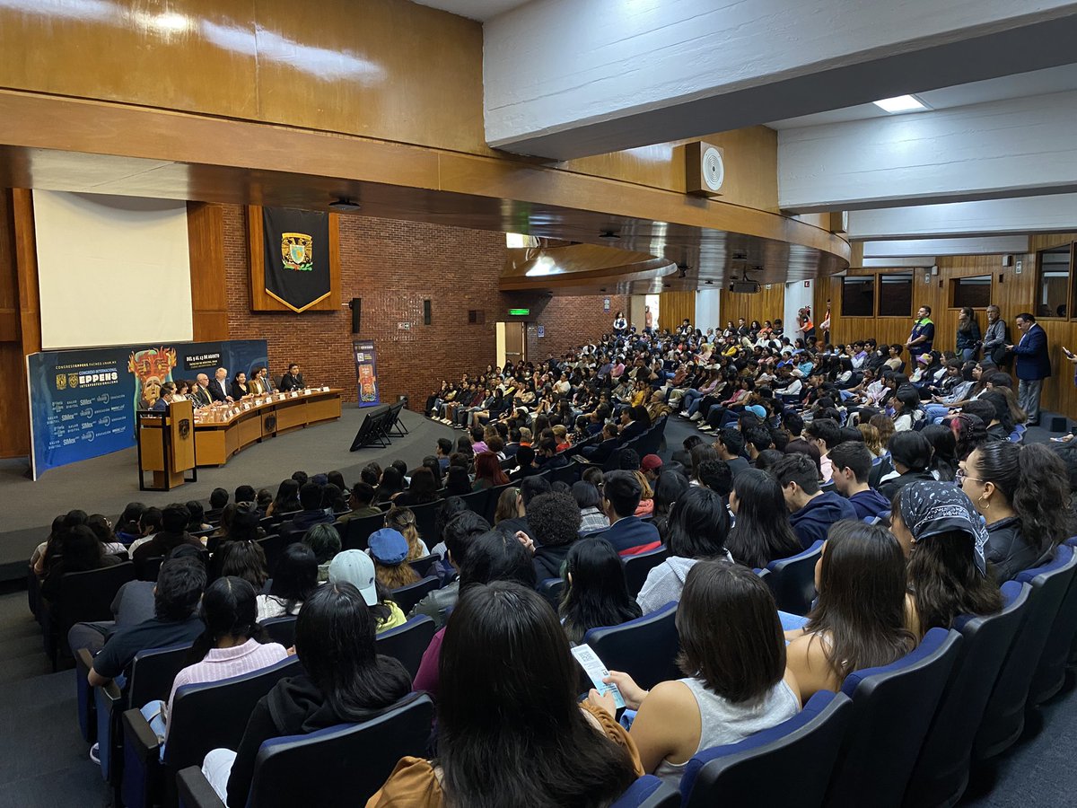 FacMedicinaUNAM's tweet photo. “Los padres de familia deben sentirse orgullosos de que sus hijos sean parte de esta Facultad de Medicina, y quien mejor que el Dr. @JoseNarroR para decirles lo que representan las Ciencias de la Salud", Dr. @germanfajardo, en la ceremonia de bienvenida de la GEN2024 https://t.co/rB2Jabsexc