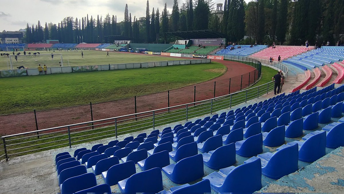 PuckJansen1954's tweet photo. Laatste wedstrijd in Georgië, was ook gelijk de allerslechtste incl. de scheidsrechter #FCSamgurali - #FCTelavi 0-1 Het dreigde steeds uit de hand te lopen, maar helaas....... De president van de club zat in wel heel bijzondere skybox 😁 https://t.co/ymoYDjxKRw