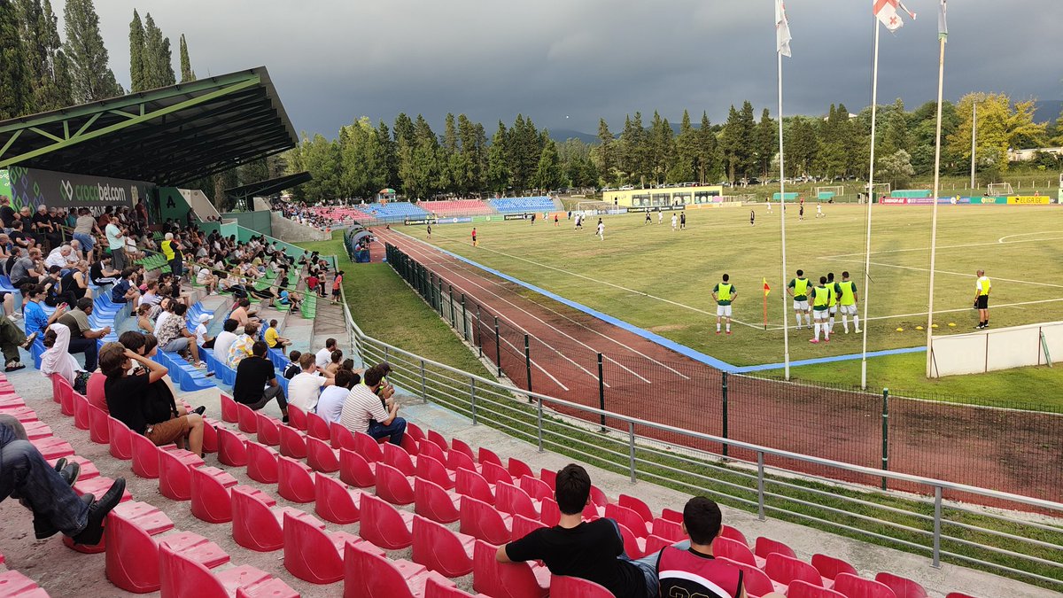 PuckJansen1954's tweet photo. Laatste wedstrijd in Georgië, was ook gelijk de allerslechtste incl. de scheidsrechter #FCSamgurali - #FCTelavi 0-1 Het dreigde steeds uit de hand te lopen, maar helaas....... De president van de club zat in wel heel bijzondere skybox 😁 https://t.co/ymoYDjxKRw