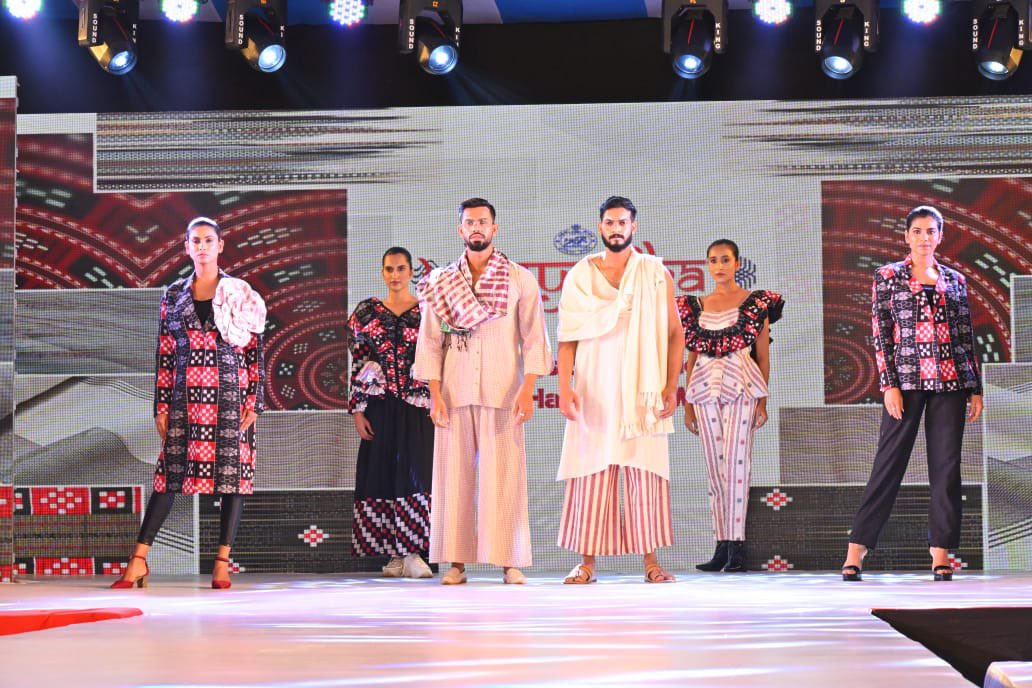arvindpadhee's tweet photo. Thread of traditions: an amazing fashion show on Odisha’s magical hand weaves during National Handloom Week celebrations.  Thank my Boyanika team for a brilliant event. https://t.co/ezc4BSIKnq