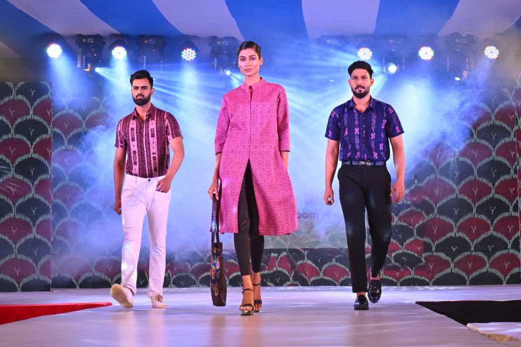 arvindpadhee's tweet photo. Thread of traditions: an amazing fashion show on Odisha’s magical hand weaves during National Handloom Week celebrations.  Thank my Boyanika team for a brilliant event. https://t.co/ezc4BSIKnq
