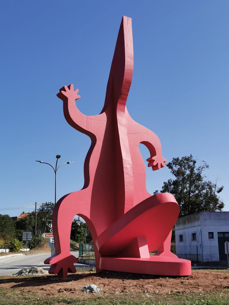 adrijobecq's tweet image. Quem está a ver a #VoltaAPortugal deve ter reparado na estranha escultura à entrada de Salir no Algarve. 

Esta escultura representa o Metoposaurus algarvensis, uma salamandra gigante descoberta na região. Este anfíbio viveu há 220 milhões de anos no período Triássico.