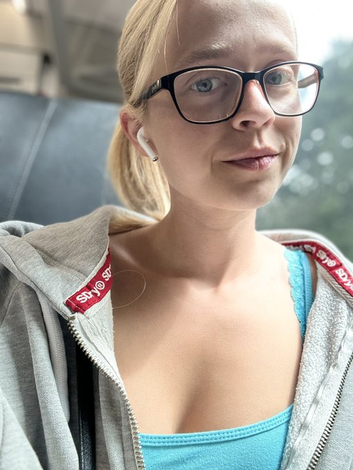 Why do trains make you feel so sleepy 😴😅 Off to go get my Certs done! ❤️ https://t.co/b4XqbmKnIP