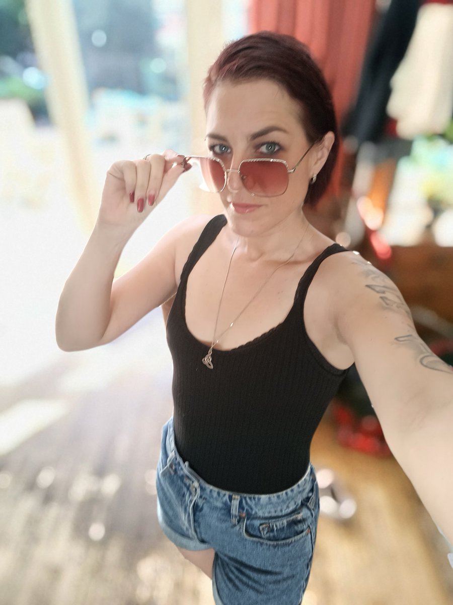 Deze meid gaat zo even Dance Valley onveilig maken met <a href="/Complexions_/">Chantal</a> ✌🏻